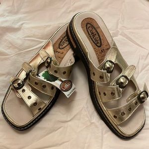 Corkies. Women’s size 8. Gold.